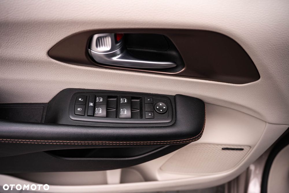 Chrysler Pacifica - 32