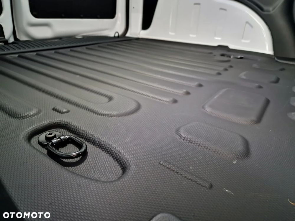 Ford Transit Courier - 21