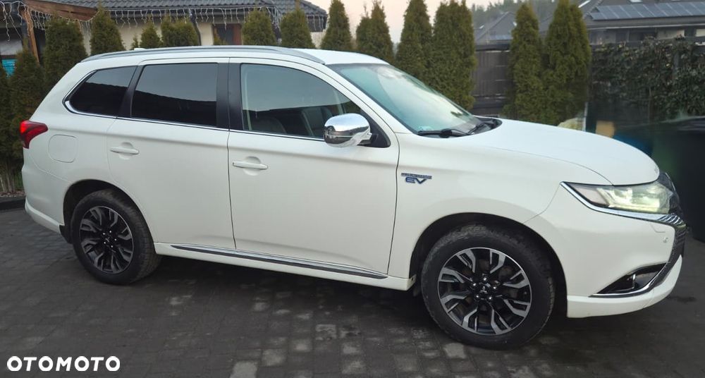 Mitsubishi Outlander 2.0 4WD Plus - 5