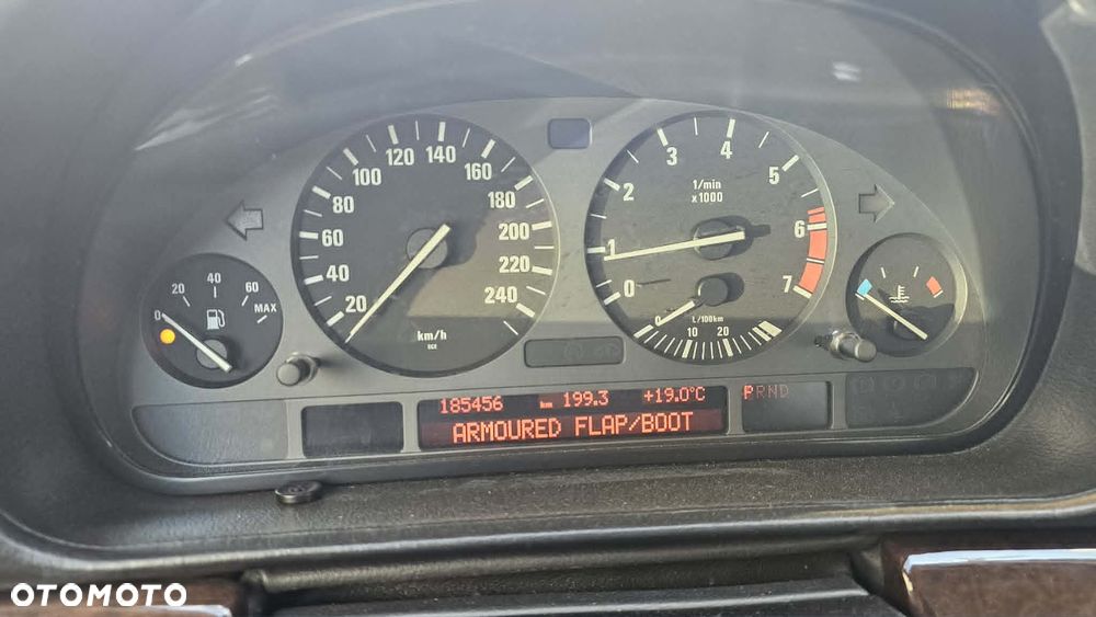 BMW Seria 7 750iL - 10