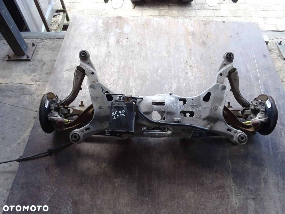 VOLVO XC70 01-07 2.5T 210KM BELKA ZAWIESZENIA TYŁ TYLNA - 1