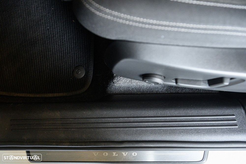 Volvo XC 40 1.5 T2 Plus Dark Auto - 29