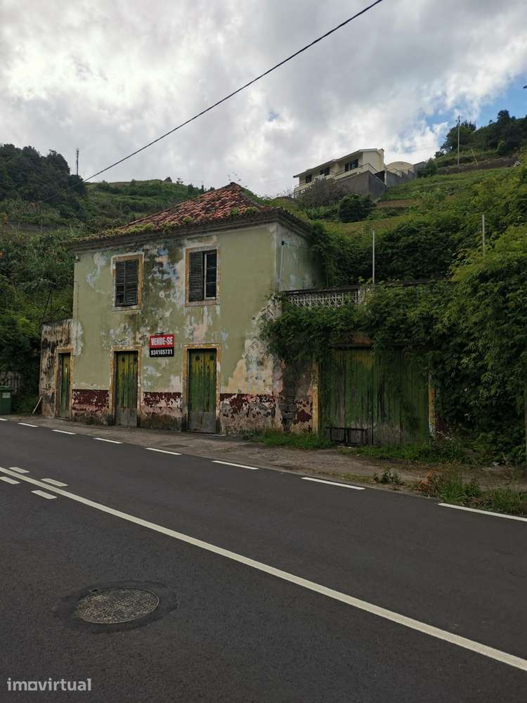 Casa rústica em ruínas com terreno perto a vila do Porto Da Cruz - Grande imagem: 2/6