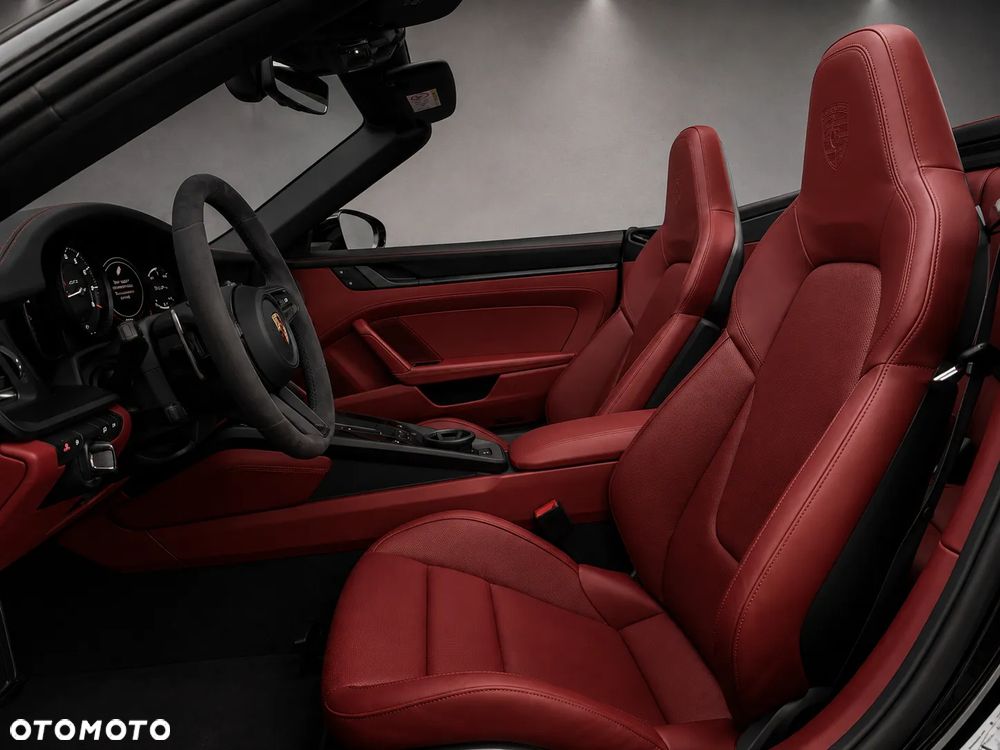 Porsche 911 Carrera 4 GTS - 13