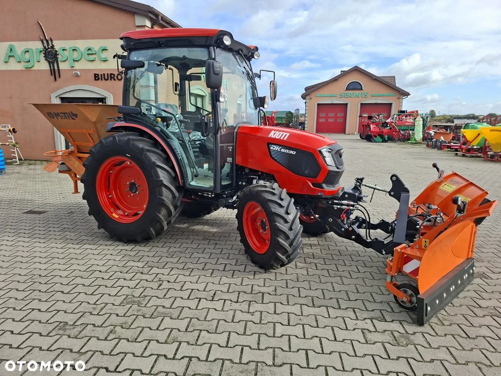 Kioti KIOTI DK6030 Ciągnik Komunalny 4x4 z Pługiem PRONAR PU-2100 Posypywarka MOTYL