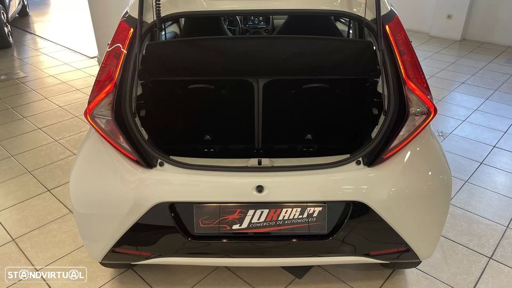 Toyota Aygo X Black&White - 16