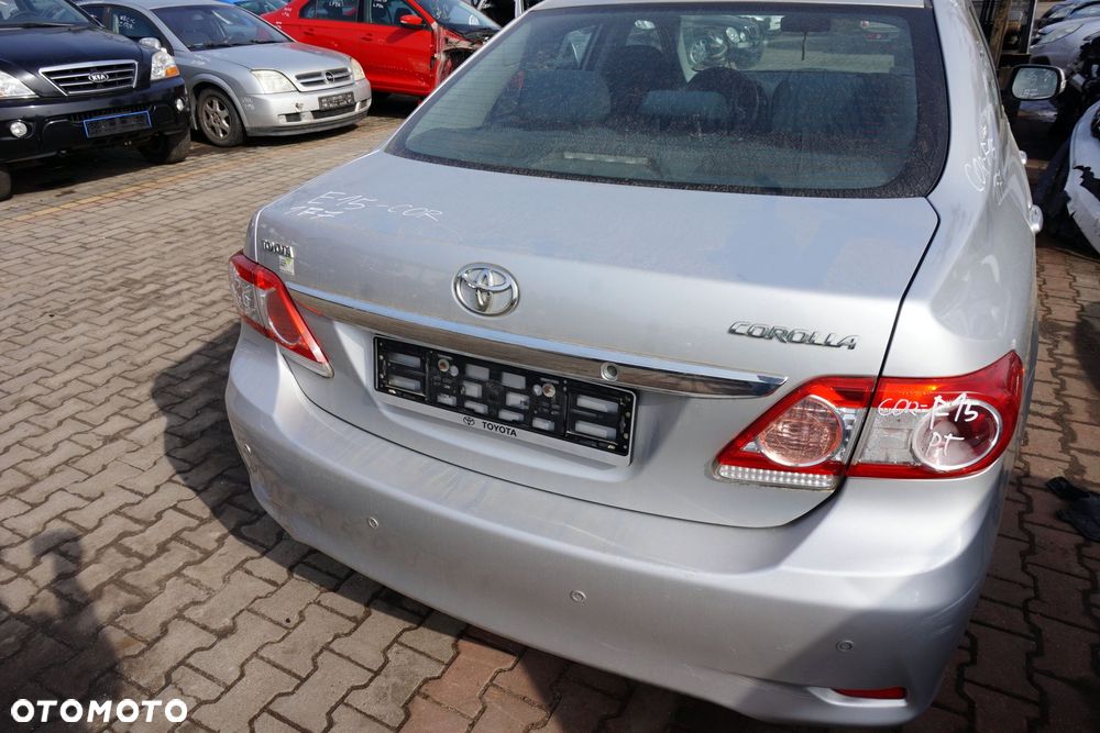 KLAPA BAGAŻNIKA TYLNA COROLLA E15 LIFT SEDAN 1F7  SREBRNY TOYOTA 2010-2013 - 2