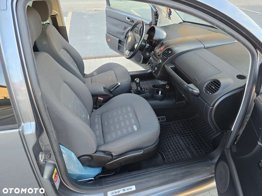 Volkswagen New Beetle - 25