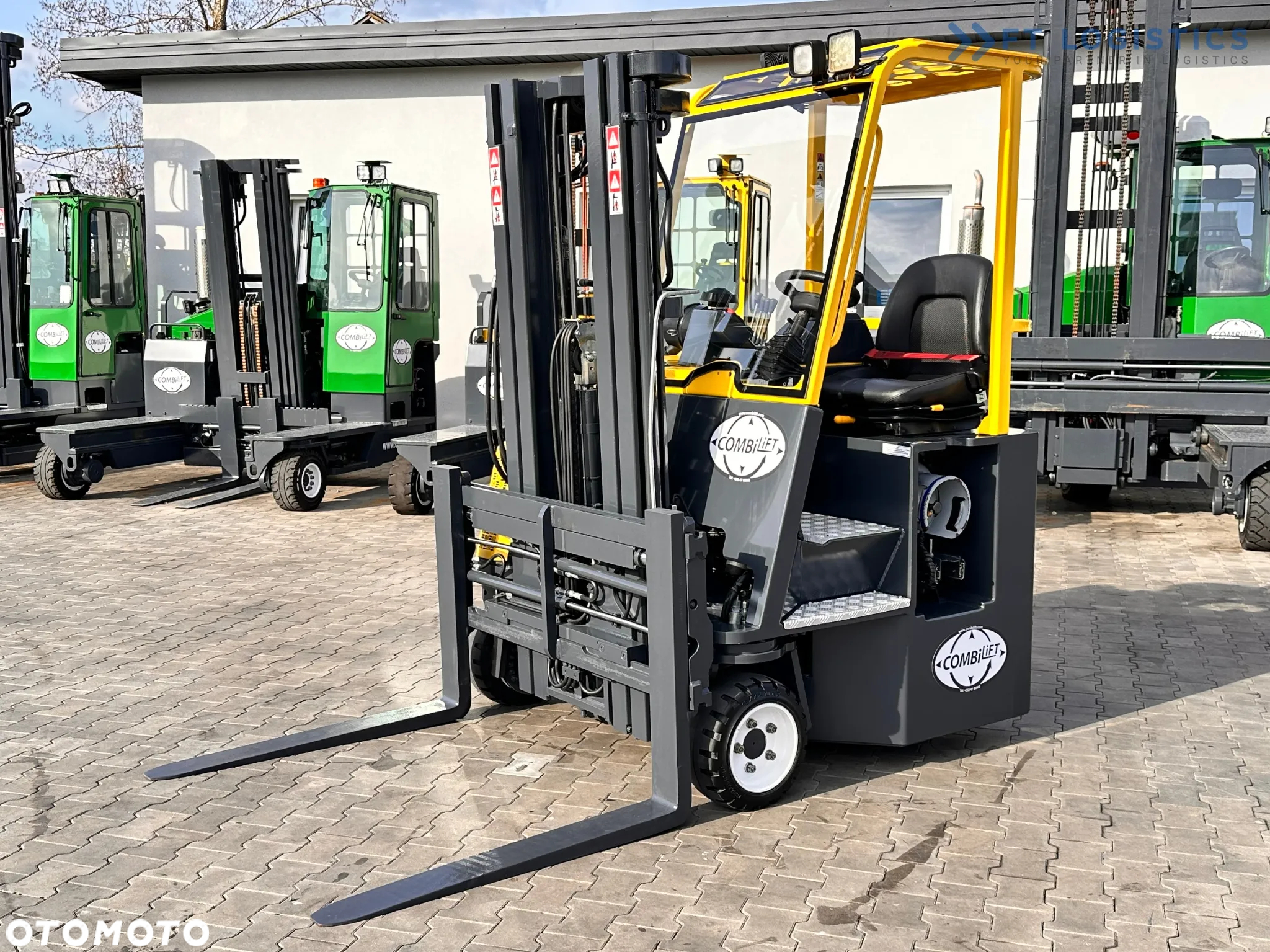 Combilift C3000CB / GAZ / TRIPLEX / 4900MM / WOLNY SKOK / POZYCJONER / PRZESUW WIDEŁ / JAK NOWY - 2