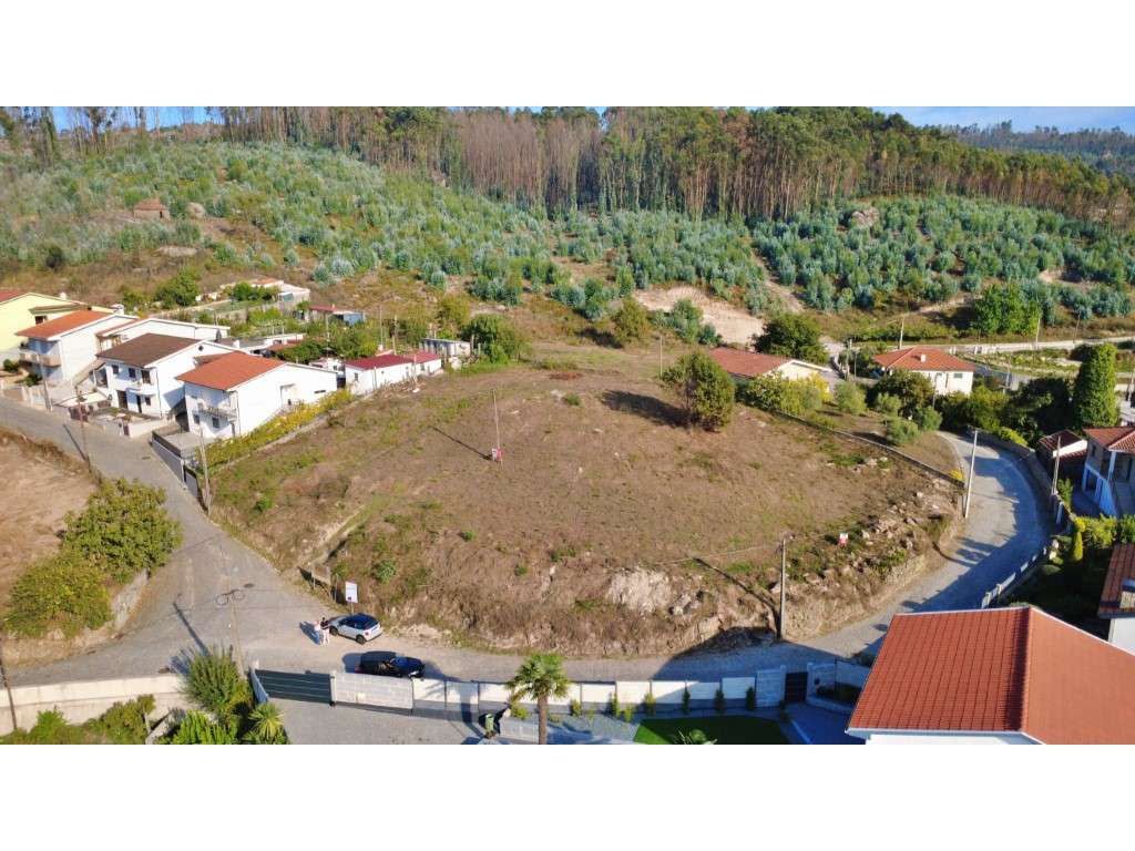 Terreno para moradia de 4 frentes, a 5 minutos de Penafiel - Grande imagem: 2/2