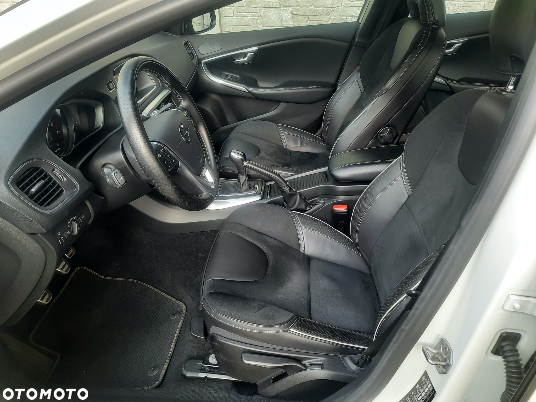 Volvo V40 T3 Drive-E R-Design Momentum - 17