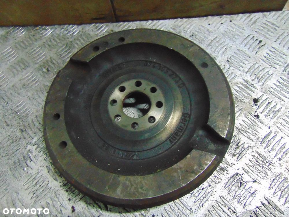 Koło zamachowe t4 2,4 d 074105273D cena sztuka - 8
