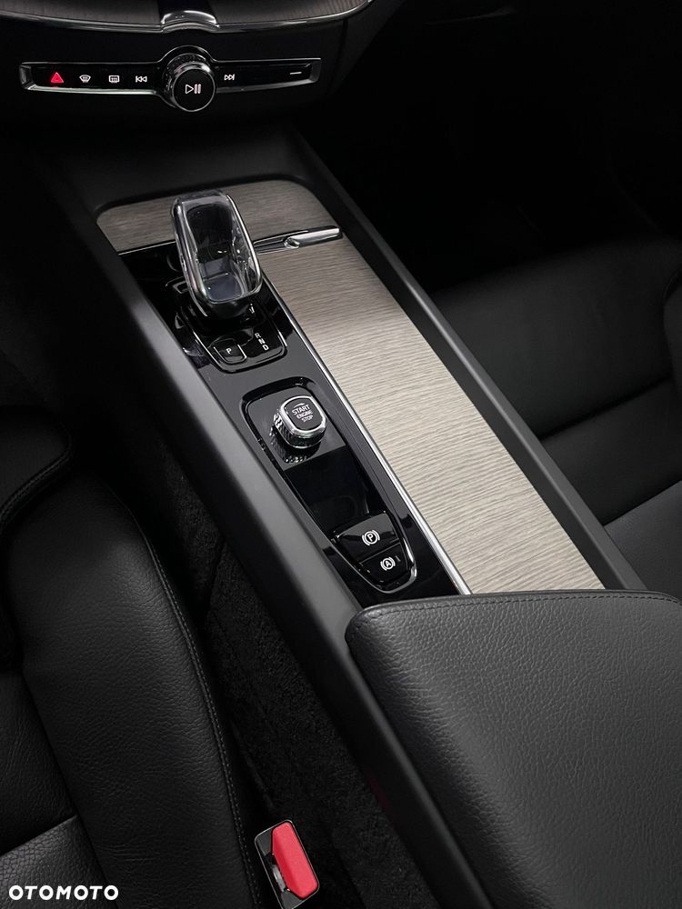 Volvo XC 60 T6 Plug-In Hybrid AWD Plus Black Edition - 21