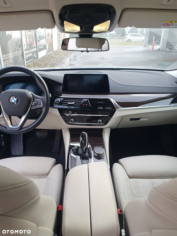 BMW Seria 5 530i xDrive Luxury Line - 9