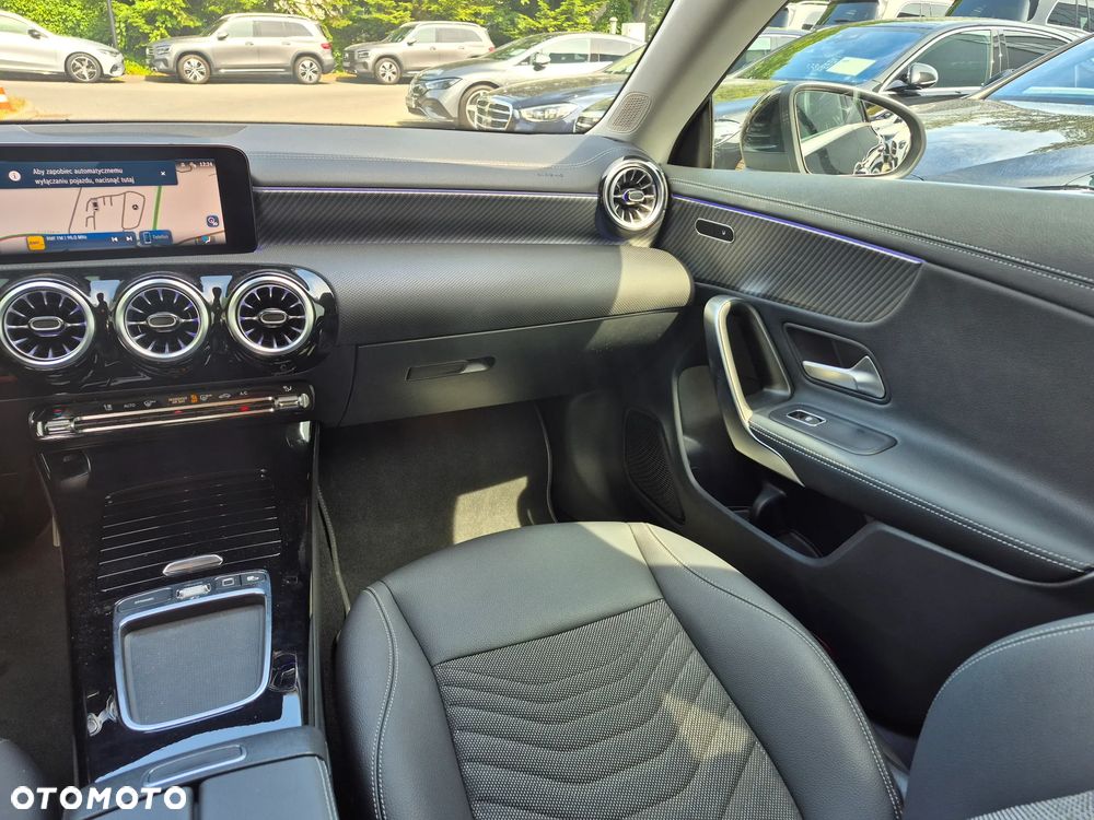 Mercedes-Benz CLA 180 7G-DCT - 22