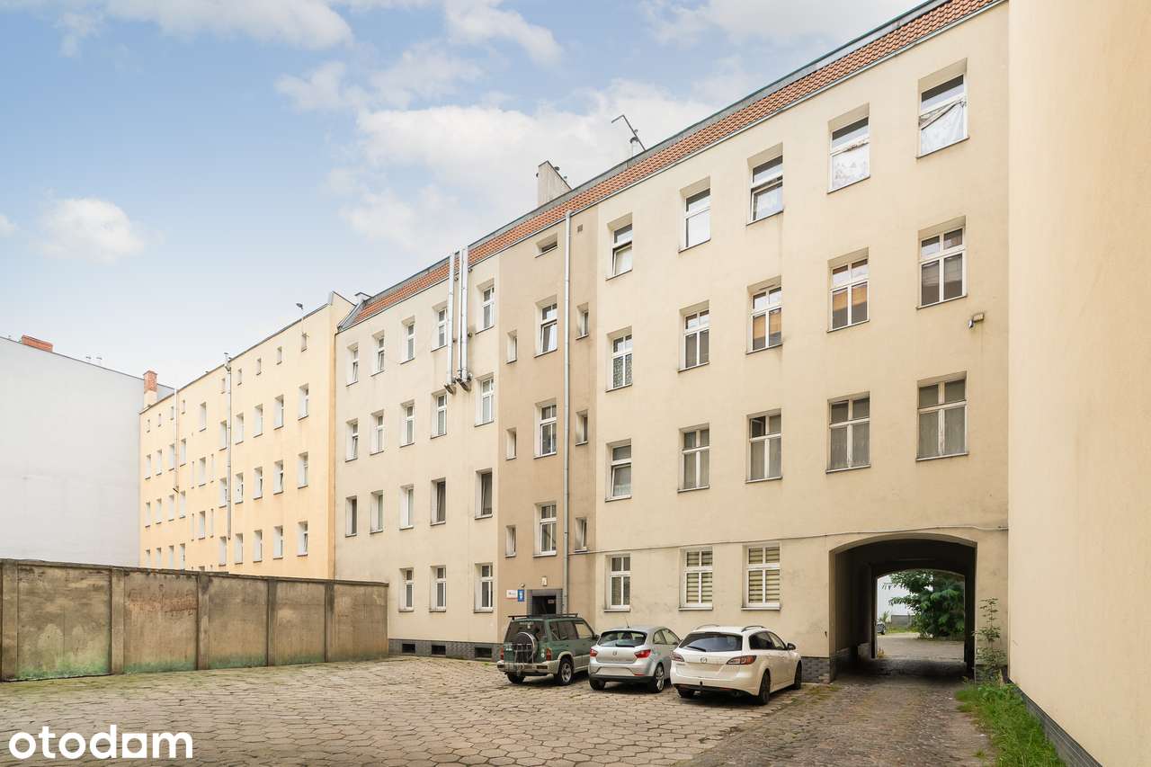 Zamykany dziedziniec z bramą na pilota i parkingiem dla mieszkańców