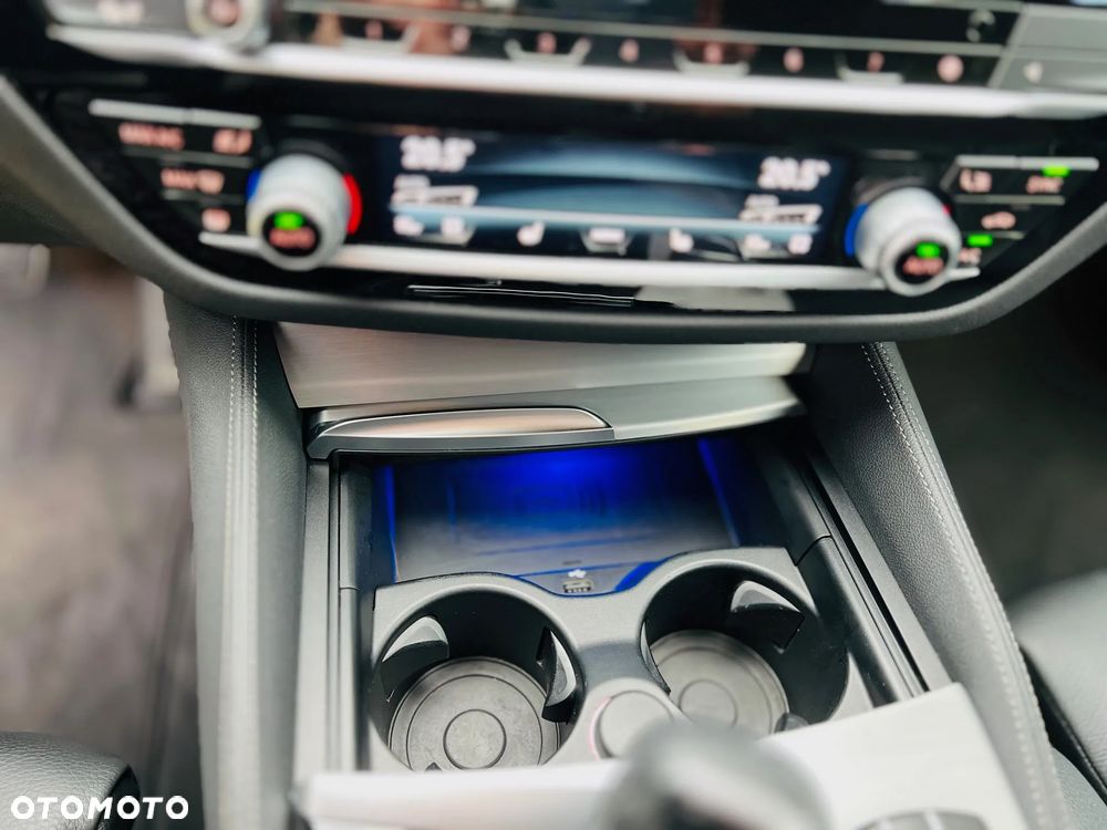 BMW Seria 5 530d xDrive Touring M Sport Edition - 16