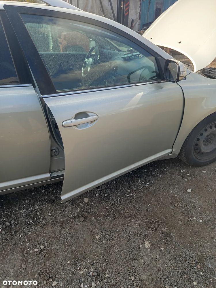 Toyota Avensis T25 lift Drzwi prawy przód 1C0 - 2
