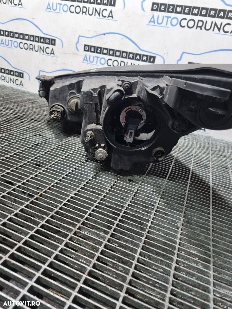 Far Dreapta Hyundai IX35 2010 - 2019 SUV 4 Usi (1145) Fara xenon LED - 3