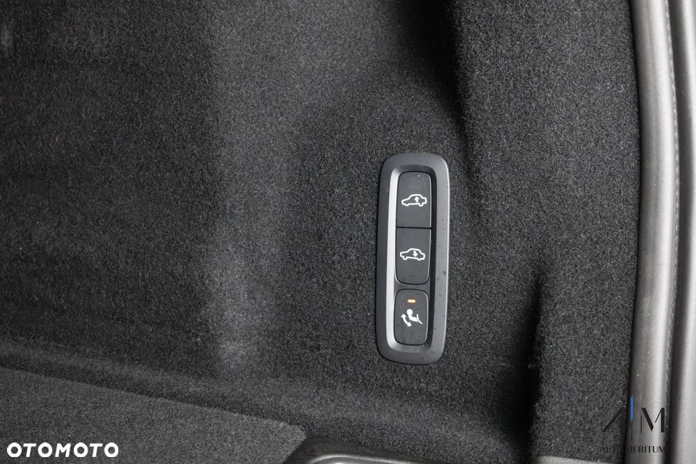 Volvo XC 60 B4 D AWD Ultimate Dark - 33