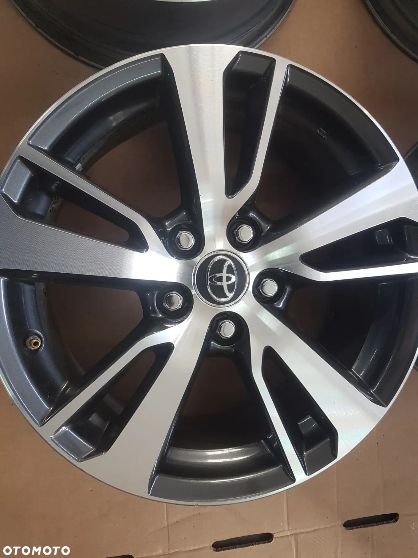 TOYOTA RAV4 IV ŁADNE FELGI ALUMINIOWE 17 ZE ŚRUBAMI I CZUJNIKAMI - 2