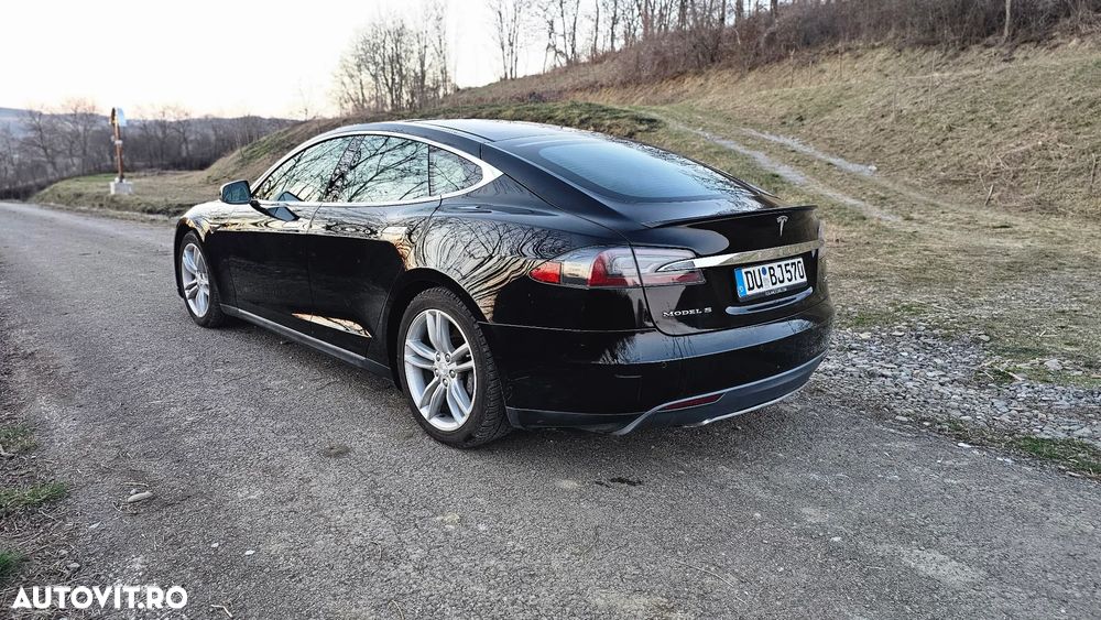 Tesla Model S - 4