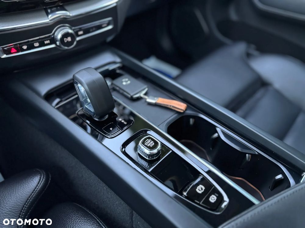 Volvo XC 60 B4 D AWD Plus Dark - 30