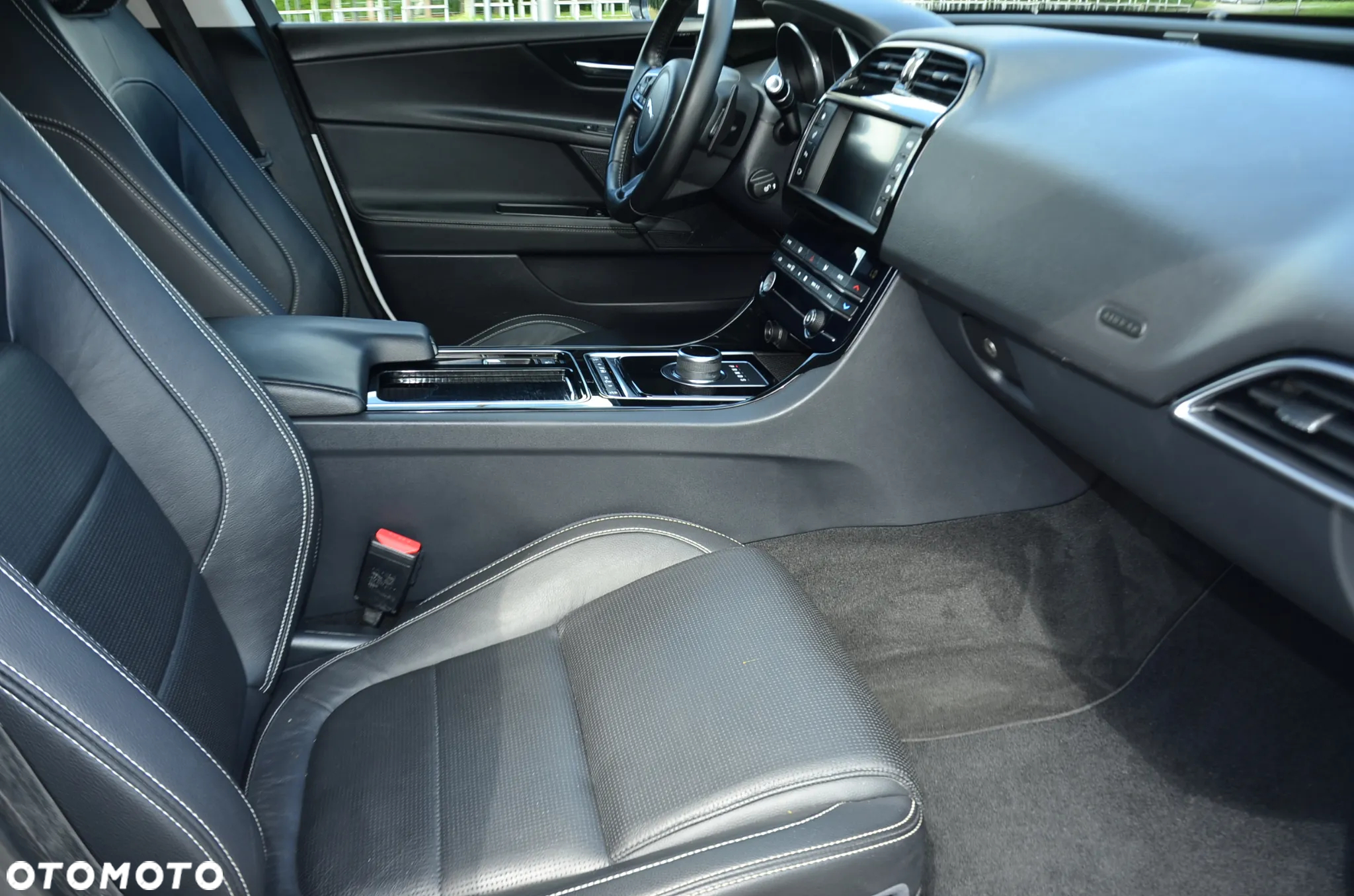 Jaguar XE 2.0 D Prestige - 24