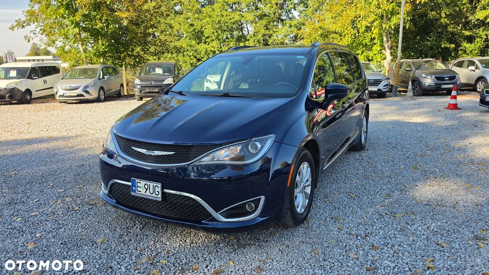 Chrysler Pacifica - 1
