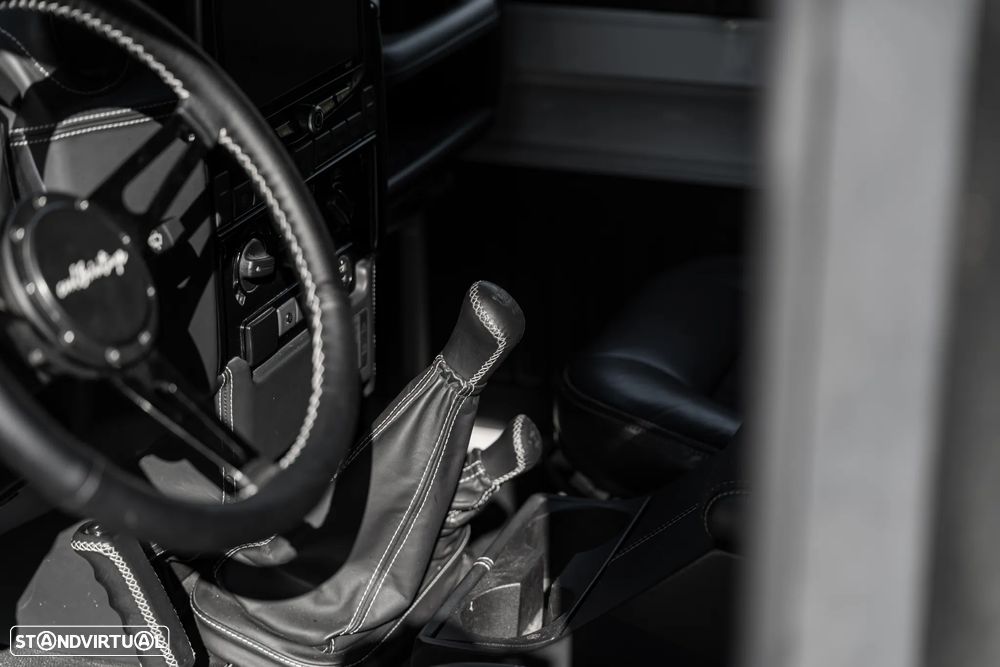 Land Rover Defender 90 S - 15