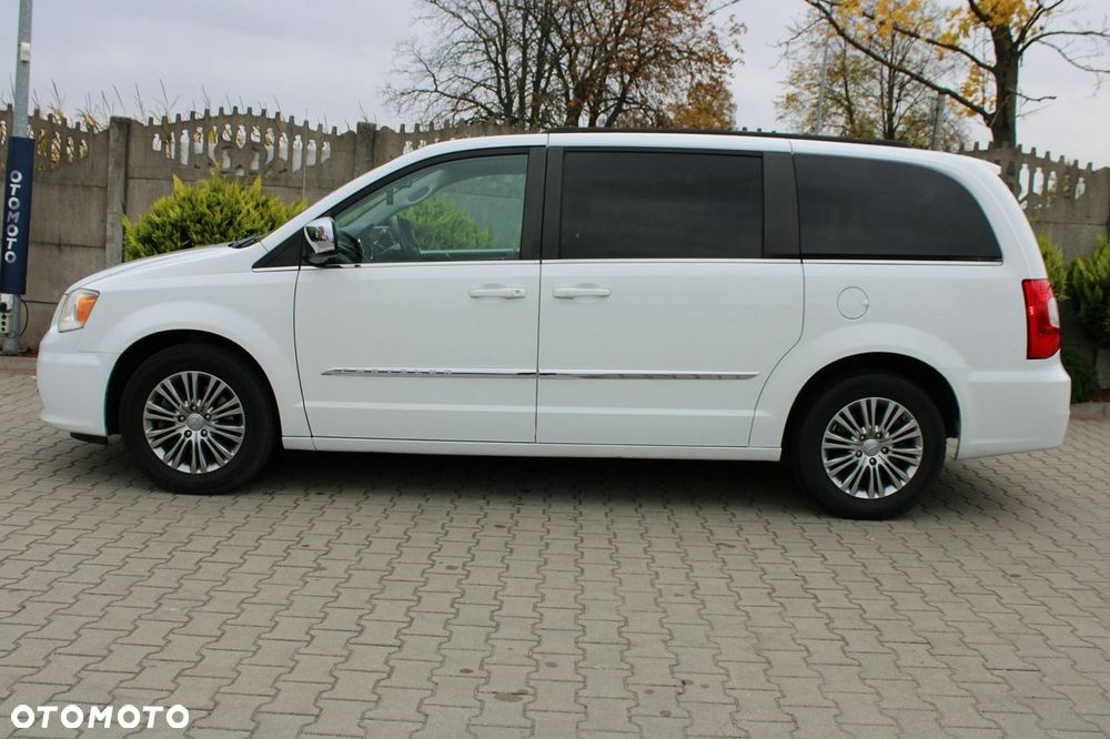 Chrysler Town & Country - 33