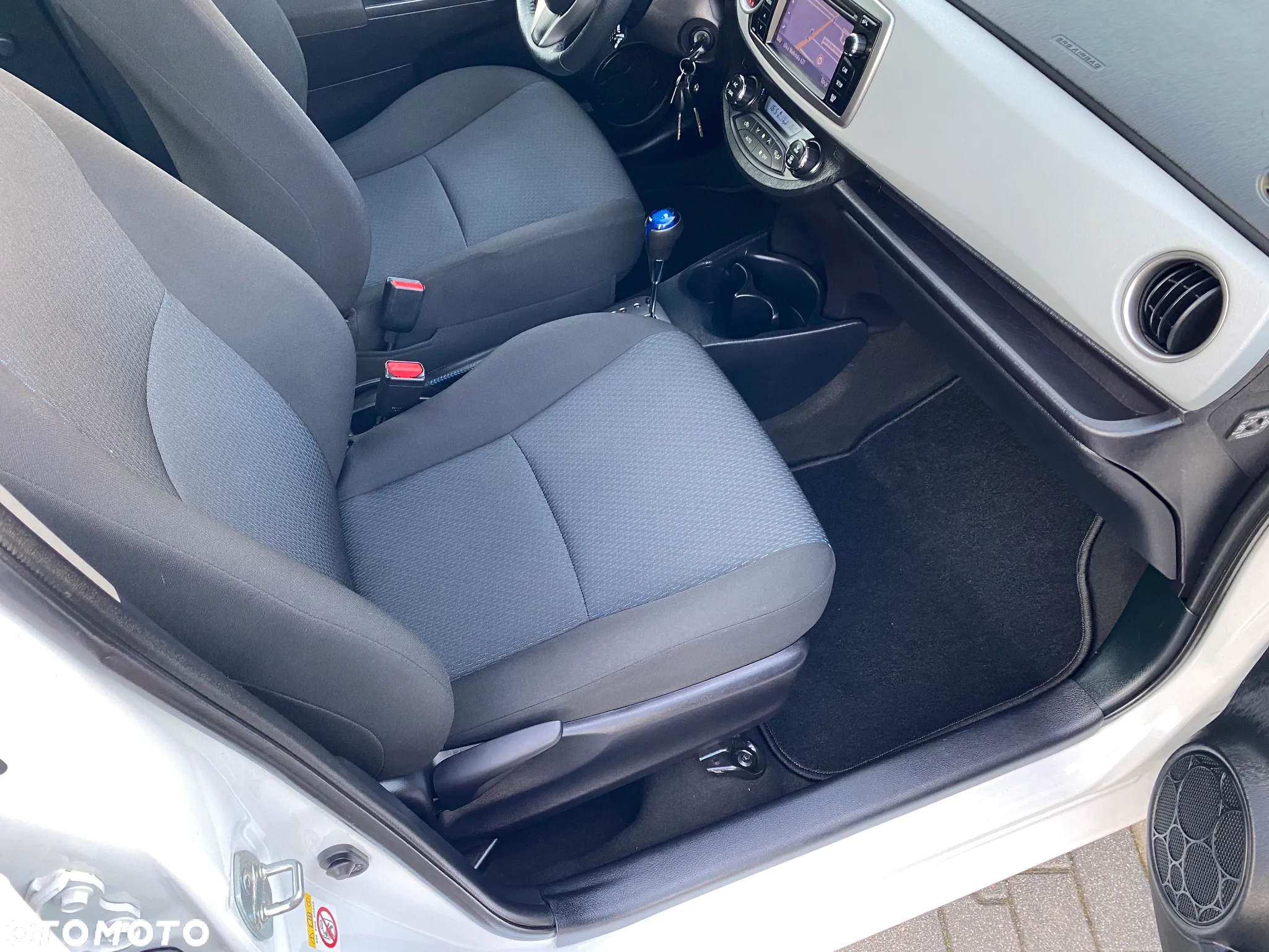 Toyota Yaris Hybrid 100 Premium - 38