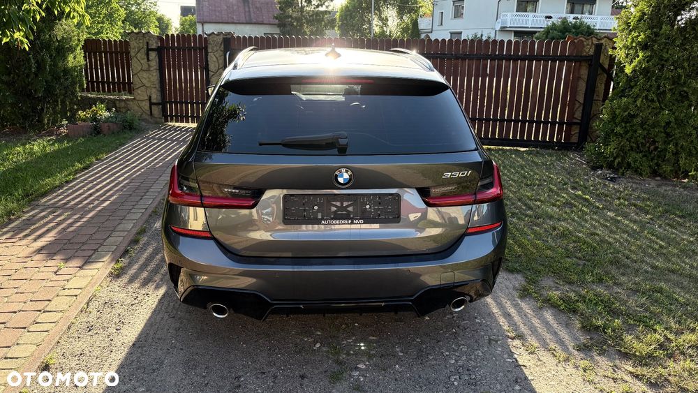 BMW Seria 3 330i M Sport - 4