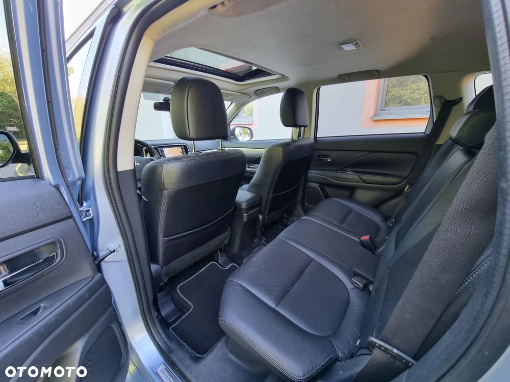 Mitsubishi Outlander Instyle NAVI + - 12