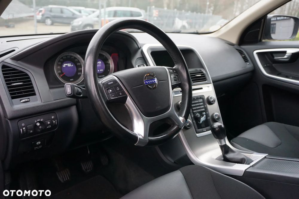 Volvo XC 60 D4 Momentum - 8