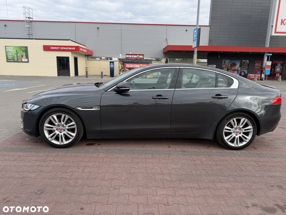 Jaguar XE 2.0 D AWD R-Sport - 9