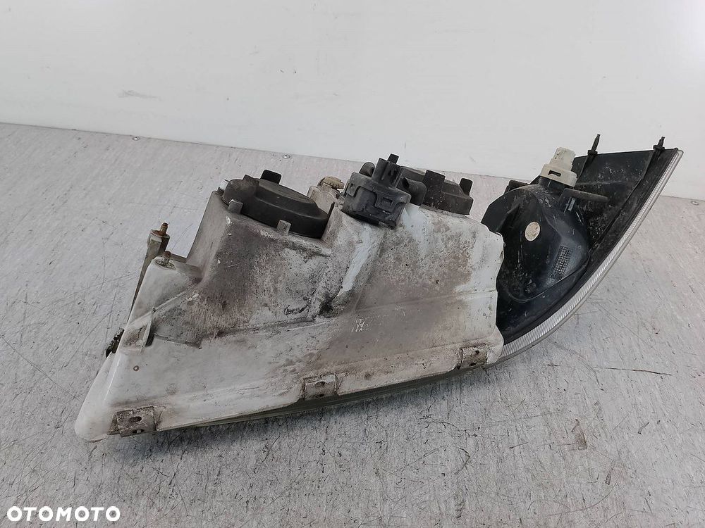 LAMPA PRZÓD PRAWA VOLVO V40 ( 95-04 ) 1AG247002-02  30899879 - 6