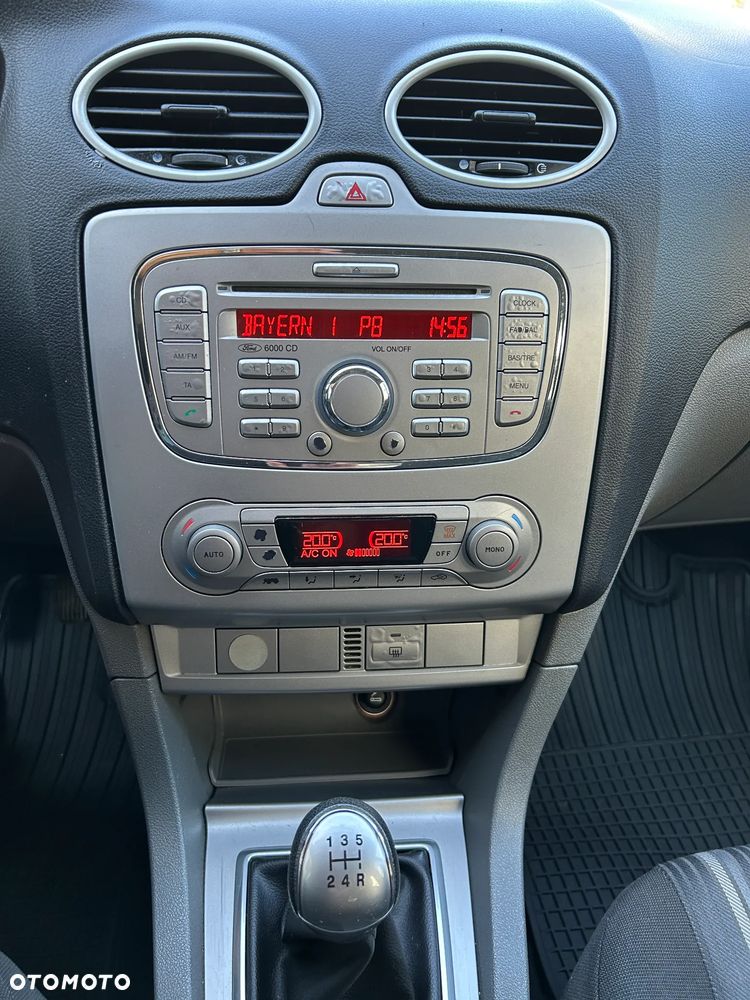 Ford Focus 1.6 Ghia - 11
