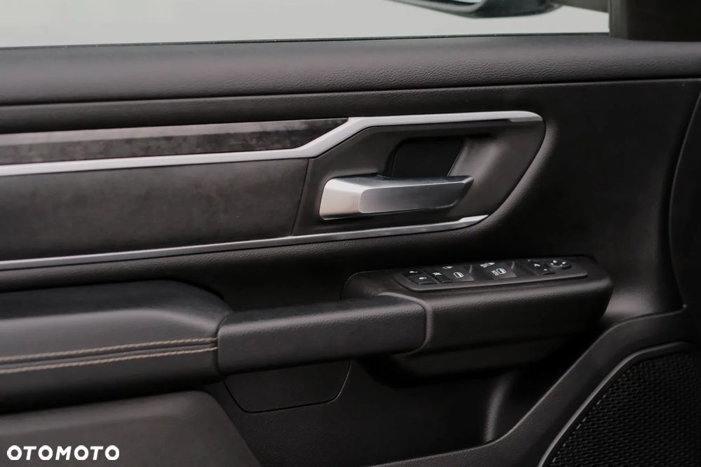 RAM 1500 Crew Cab Shortbed Bighorn - 38