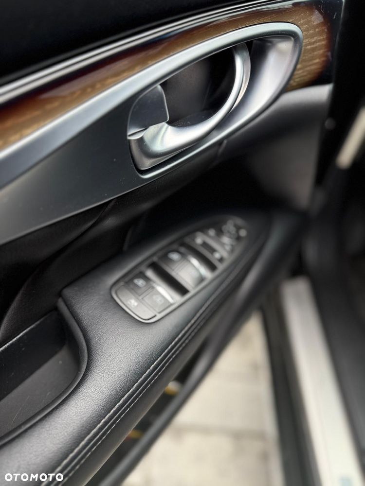 Infiniti Q70 - 25