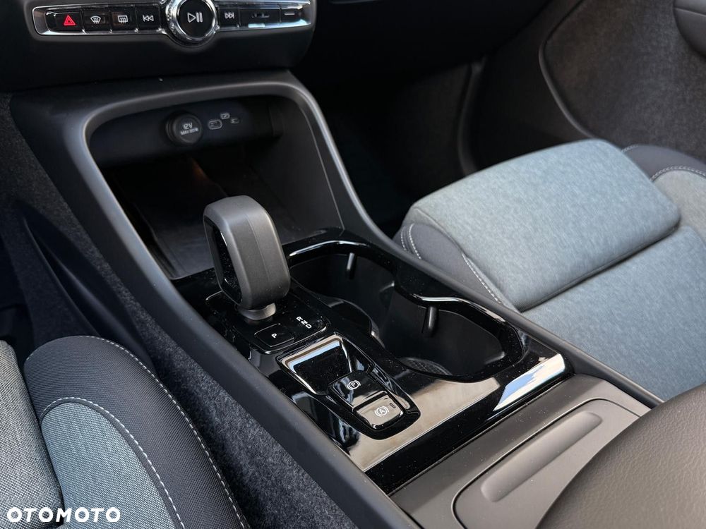 Volvo XC 40 B3 Plus Dark - 17