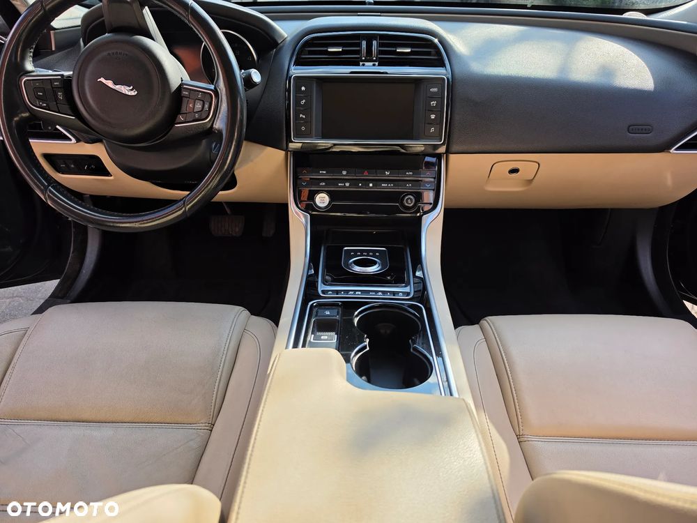 Jaguar XE 2.0 D AWD R-Sport - 9