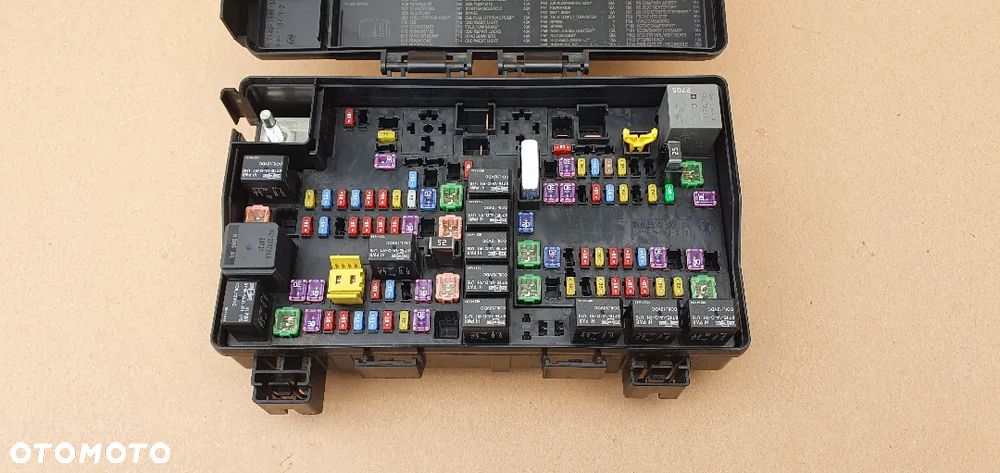 SKRZYNKA BEZPIECZNIKÓW GRAND CHEROKEE WK2 2010- DIESEL P68251627AC - 2