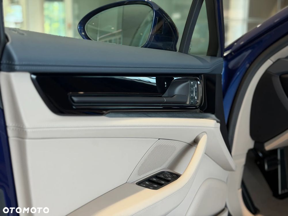 Porsche Panamera 4 E-Hybrid PHEV - 17