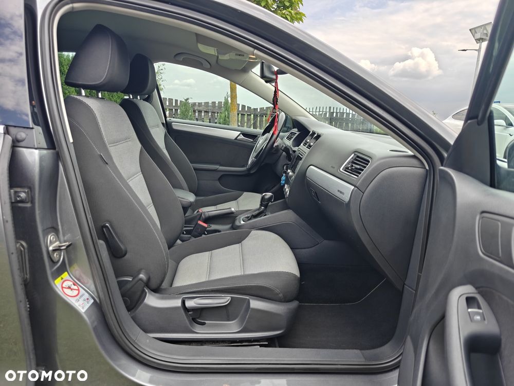 Volkswagen Jetta - 11