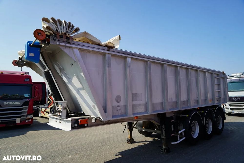 Benalu BENALU / 24 m3 / ALUMINIU / AXĂ RIDICATĂ / GREUTATE: 5.300 KG / PERDĂ ELECTRICĂ / JANTE DIN ALIAJ - 4