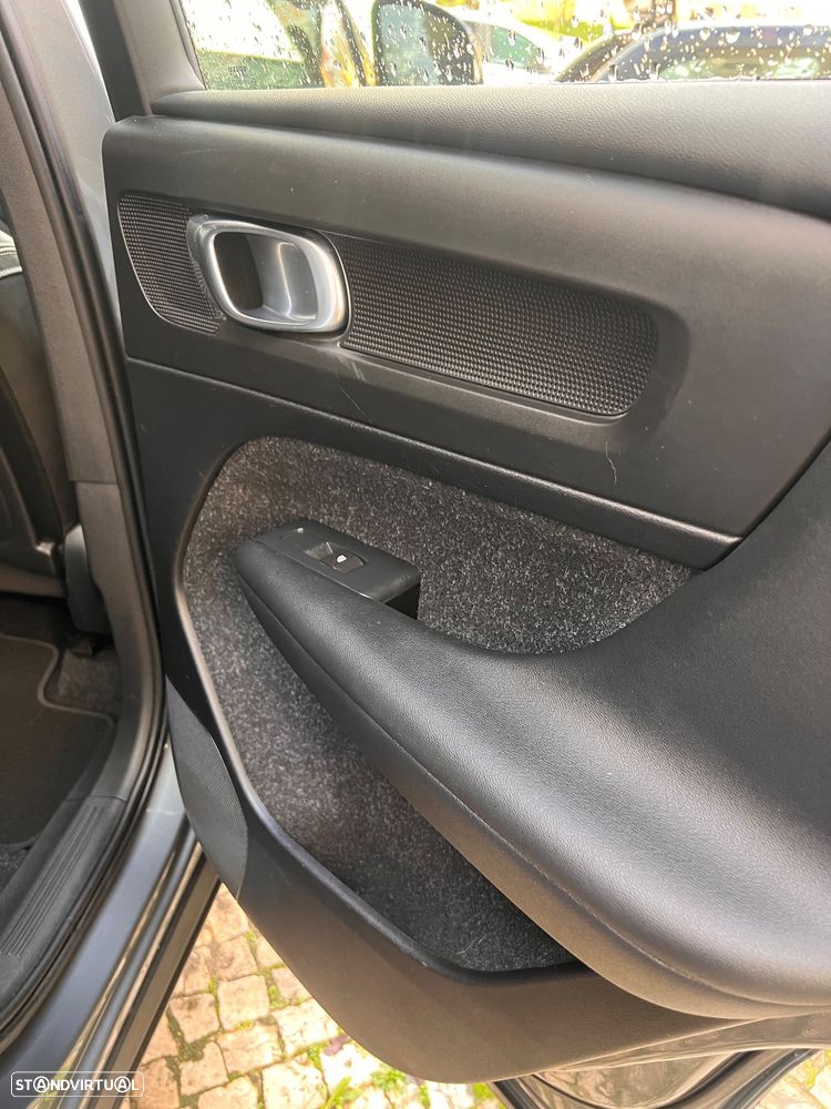 Volvo XC 40 1.5 T3 R-Design Tech Edition - 8