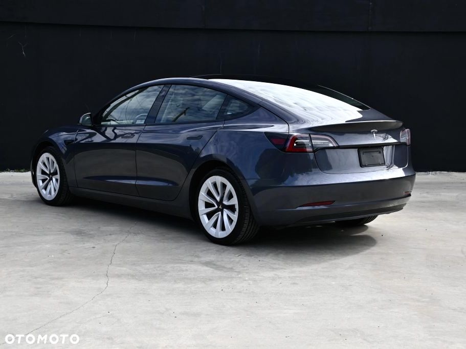 Tesla Model 3 - 4
