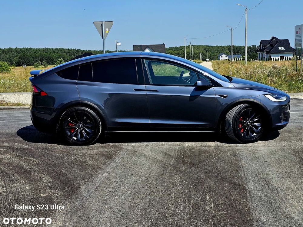 Tesla Model X - 21
