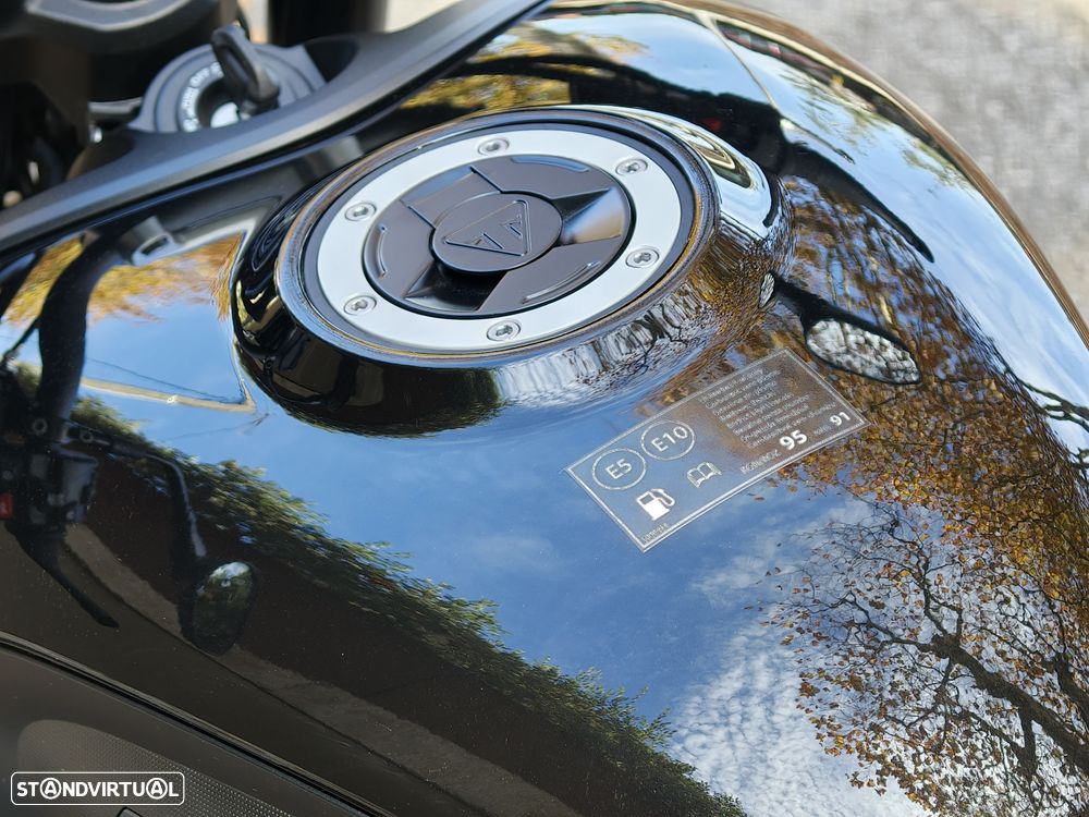 Triumph Trident 660 Cosmic Yellow - 14